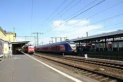 la façade intérieure du bâtiment voyageurs ainsi qu'une vue sur une partie des voies