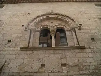 Détail de la baie romane de la façade ouest (fin du XIIe&nbsp;siècle).