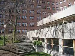 Détail de la structure et de l'aile réservée à la restauration.