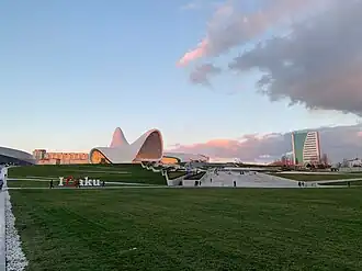 Photographie en couleurs d’un bâtiment, toit aux lignes sinusoïdales.