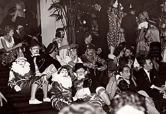 Le Bal du rat mort. (Archief De Plate-Oostende) « C'est la nuit dans laquelle les fous sont rois, les imbéciles heureux et les cocus amoureux… ». Éd. Glénat 1986, p.&nbsp;5.