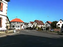 Milieu du village et ses maisons à colombages.