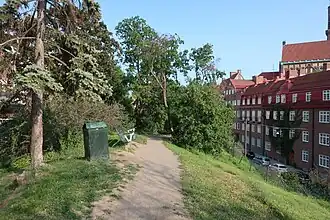 Le sentier pédestre du parc à l'est.