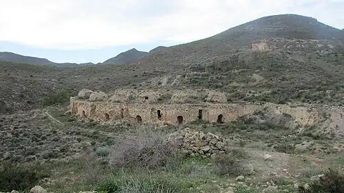 Les anciennes mines de las Balsas, surmontées de leurs fours en coupole