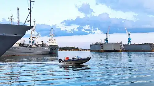 Docks flottants au port.