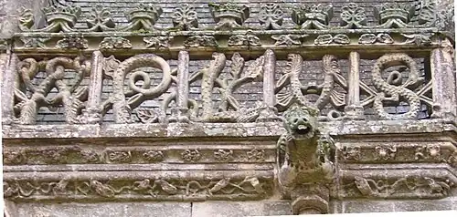 La devise des Rohan "A PLUS" sculptée sur la balustrade.