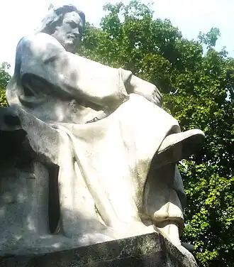 Statue en pierre d'un homme assis