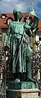 Statue du roi Konrad III au fond à gauche de la fontaine