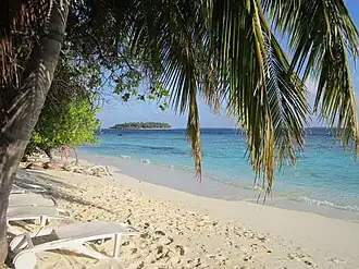 Vue d'une plage de Bandos, avec l'île de Kuda Bandos au large