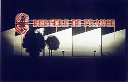 Photographie nocturne de l'enseigne lumineuse de l'usine de Bergère de France.