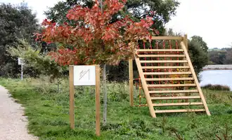 Appareil d'escalade du parcours de santé sur les bords du lac.