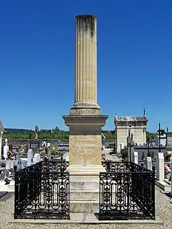 Le monument aux morts au cimetière (mai&nbsp;2009)