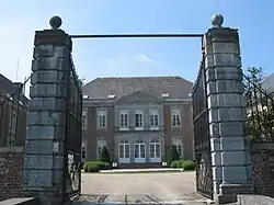 Gros plan sur l'entrée principale du château.