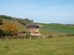 Vieille grange dans les champs, à Barques