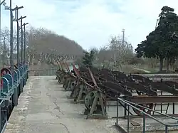 Mécanismes de manœuvre des batardeaux (à gauche) et des chenaux de déversement du Libron (à droite).