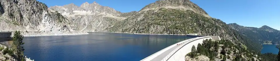 Remplissage maximum. À gauche, le Turon, les Trois-Conseillers, le Néouvielle et Ramougn ; à droite en contrebas, le Lac d'Orédon.