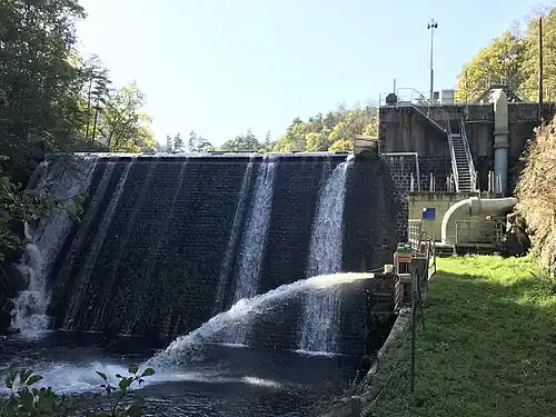 Barrage de Pontabouland, Saint-Bonnet-le-Courreau (à gauche) et Saint-Georges-en-Couzan (à droite).
