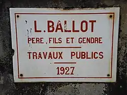 La plaque de fin de travaux.