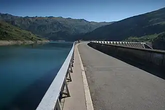 Le barrage et le lac de Roselend.