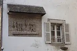 Bas-relief représentant l'Annonciation encastré dans la façade.
