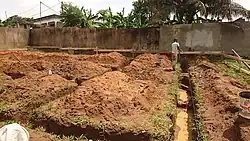 Maçon travaillant à la fondation d'une maison