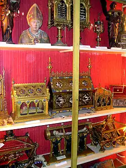 L'une des cinq vitrines visibles dans la crypte de la basilique.
