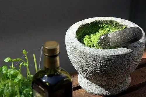 Fabrication de pesto dans un mortier en pierreVoici 10 recette avec le mortier et pilon