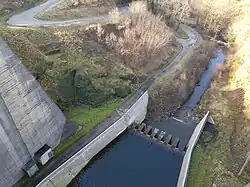 Bassin de dissipation du barrage.