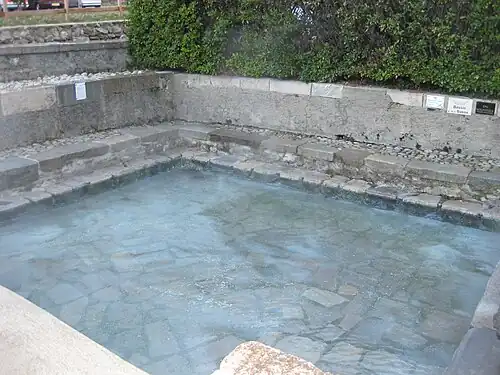 Le fond du bassin et ses degrés en granite en 2011.