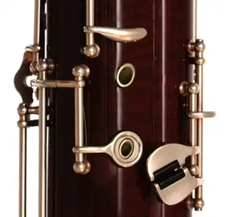 Clefs de basson. On distingue deux palettes équipées de rouleaux pour faciliter le glissement du doigt.