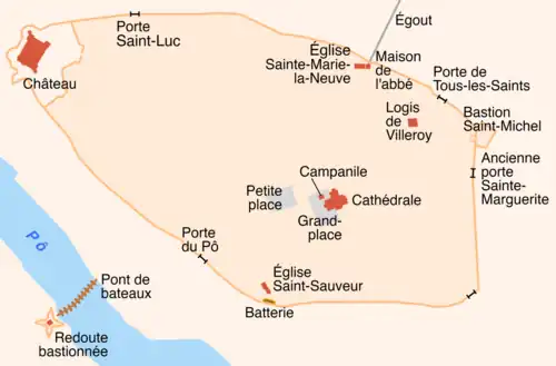 Plan très simplifié de la ville en 1702. Au sud, un fleuve qu'enjambe un pont de bateaux. À gauche de la ville, un château. Seuls les lieux nommés dans l'article figurent sur le plan.