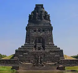 Le monument noir, d'une hauteur 91 m et fait de brique, a une forme vaguement pyramidale. Son sommet est cylindrique, tout autour se tient des soldats regardant à l'horizon.