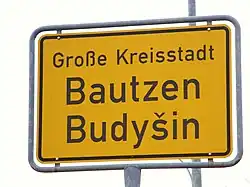 Panneau routier bilingue à Bautzen/Budyšin.