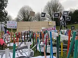 Stèle, crayons et slogans.