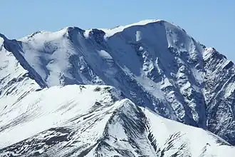 Le pic de Bazardüzü (4&nbsp;466&nbsp;m).