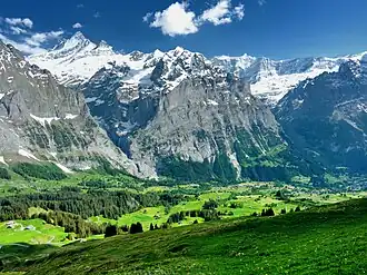 Le Mättenberg, au centre, vu du restaurant Schreckfeld, à 4 km au nord-est de Grindelwald.