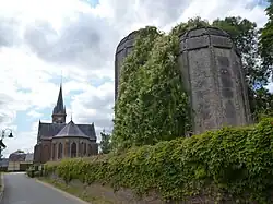 Église Saint-Denis et silo.