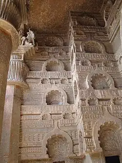 Mur latéral à l'intérieur de la véranda du chaitya, avec un décor d'arcs en fer à cheval.