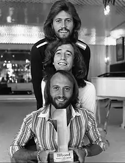 Robin (au milieu) et Maurice Gibb (en bas), avec leur frère Barry Gibb (en haut), du groupe The Bee Gees