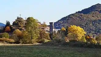 Les ruines de l'ancien château sur le piton rocheux.