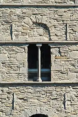 Baie à colonnette monolithe.