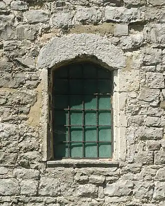 Fenêtre du rez au linteau monolithe cintré.