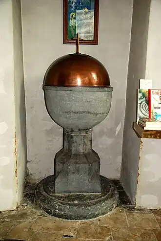 Les fonts baptismaux.