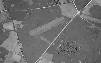 Aérodrome de Belle Ile le 14 août 1950 avec une piste en herbe.