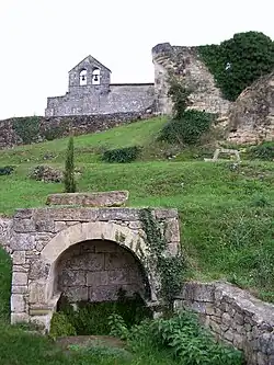Fontaine, ruines du prieuré et église (oct.&nbsp;2012)