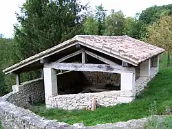 Lavoir en contrebas de l'église (oct.&nbsp;2012)