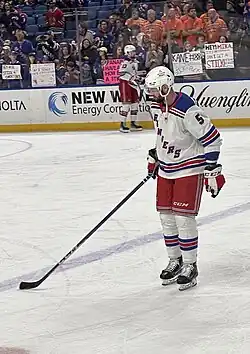 Harpur dans la tenue des Rangers de New York sur la patinoire.