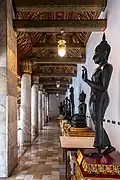Quelques-unes des 53 statues remarquables de Bouddha de la galerie couverte