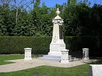 Monument aux morts, œuvre de Jean-Éloi Ducom. (Détails du monument en 3D)
