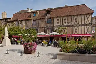 La place de la Myrpe, avec ses maisons à pans de bois et la statue de Cyrano de Bergerac.